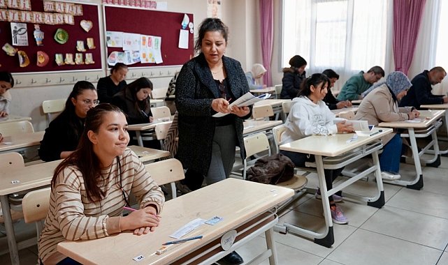 Öğrenciler dışarıda, veliler sınavda