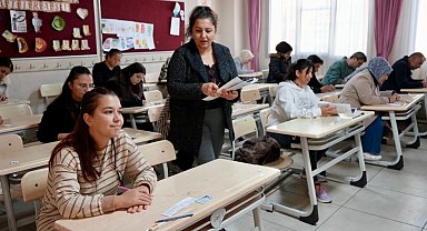 Öğrenciler dışarıda, veliler sınavda