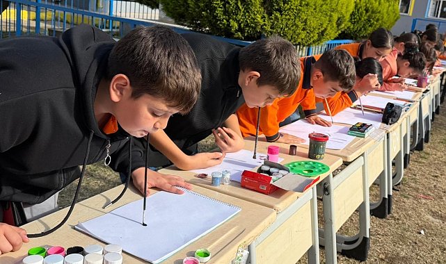 Öğrenciler empati yaparak ellerini kullanmadan resim yaptı