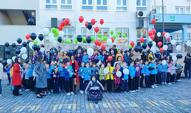 Öğrenciler Gazzeli çocuklar için balonları gökyüzüne bıraktı