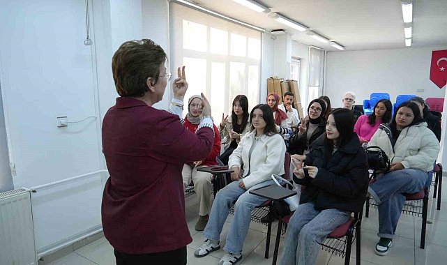 Öğrenciler işitme engelli bireylerle iletişim kurabilmek için işaret dili öğreniyor