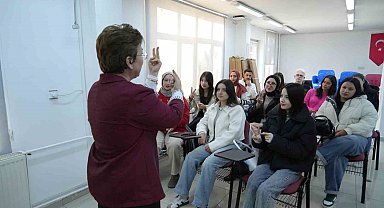 Öğrenciler işitme engelli bireylerle iletişim kurabilmek için işaret dili öğreniyor