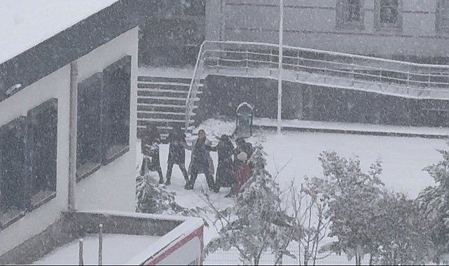 Öğrenciler karın keyfini okul hoparlöründen çalınan oyun havasıyla çıkardı