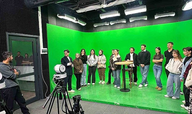Öğrenciler program yapımını stüdyoda deneyimliyor