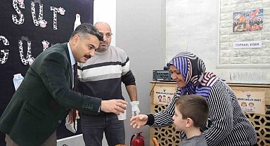 Öğrencilere süt ve simit ikramı