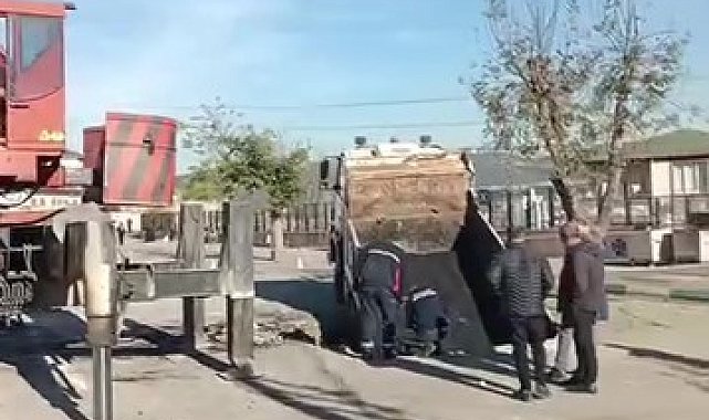 Okul bahçesinde çökme sonucu çukura düşen kamyon vinçle çıkarıldı