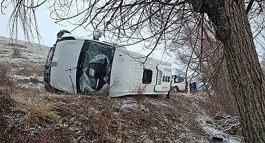 Okul servisi yan yattı, 14'ü öğrenci 15 kişi yaralandı