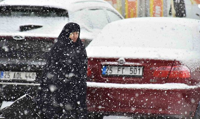 Oltu ilçe merkezine mevsimin ilk karı düştü