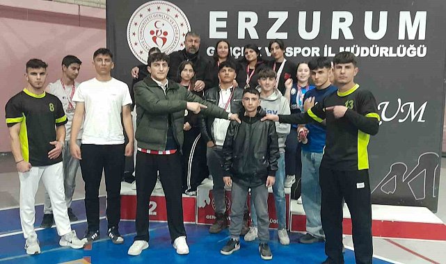 Oltulu liseliler bilek güreşinde rakiplerine geçit vermedi