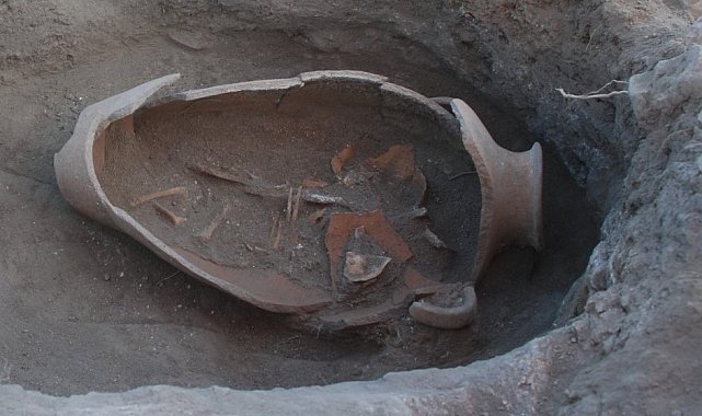 Oluz Höyük'te Fenikelilerin izine rastlandı: İnsan başlı cam boncuklar ve küpten bebek mezarları bulundu