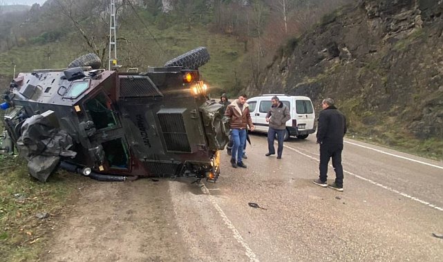 Ordu'da ticari araçla çarpışan askeri araç devrildi