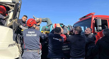 Ordu'da tır ile kamyon çarpıştı: Araçta sıkışan kamyon sürücüsü kurtarıldı