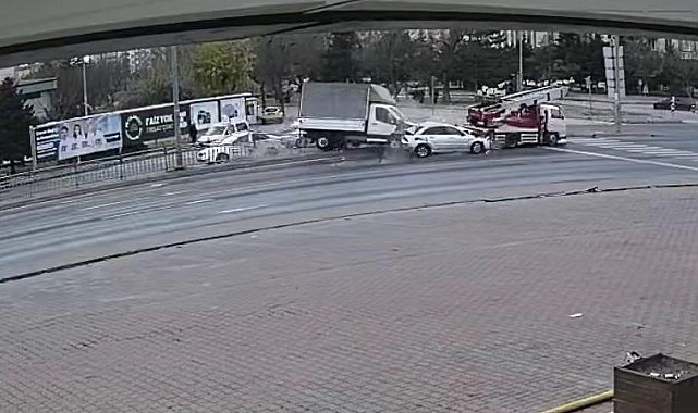 Ortalığın savaş alanına döndüğü kaza kamerada