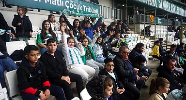 Osmangazili çocuklar Bursaspor coşkusunu tribünde yaşadı