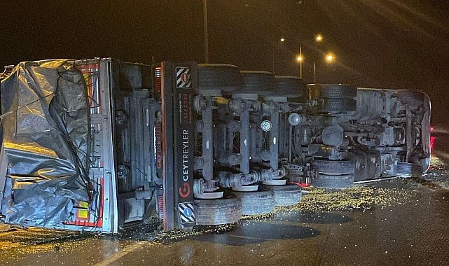 Osmaniye'de mısır yüklü kamyon devrildi: 1 yaralı