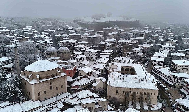 Osmanlı kenti Safranbolu'nun tarihi konakları beyaz örtüyle kaplandı