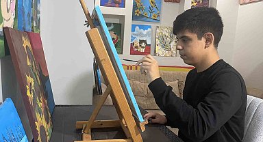 Otizmli çocuk ressam, sanatla kendi yolunu çizdi