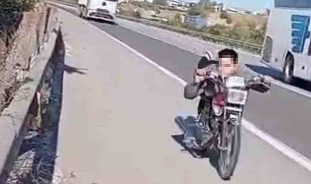 Otobanda motosikletin üzerine yatarak şov yapan sürücüye 63 bin TL ceza