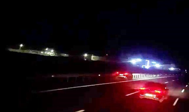 Otobanda yürekleri ağza getiren görüntü, bariyerlere vurmak üzereyken durdu