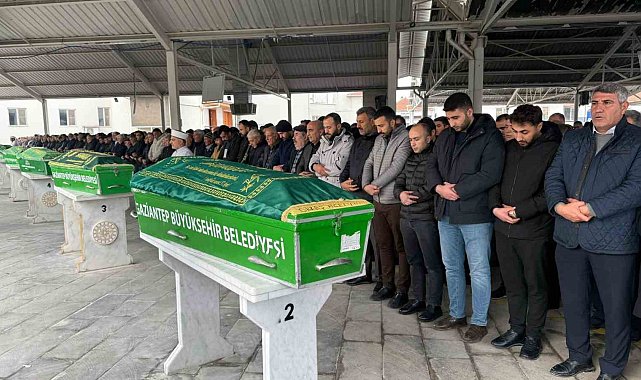 Otobüs kazasında hayatını kaybeden 3 kişi Gaziantep'te son yolculuğuna uğurlandı