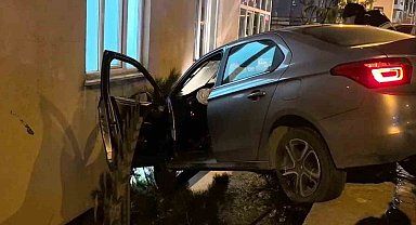 Otomobil bahçe duvarında asılı kaldı