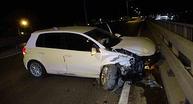 Otomobil bariyerlere çarptı: 2 yaralı