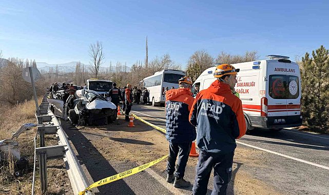 Otomobil ile midibüs çarpıştı: 10 yaralı