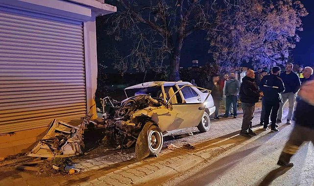 Otomobil konteynere, kamyonete ve evin duvarına çarptı: 1 ölü, 1 yaralı