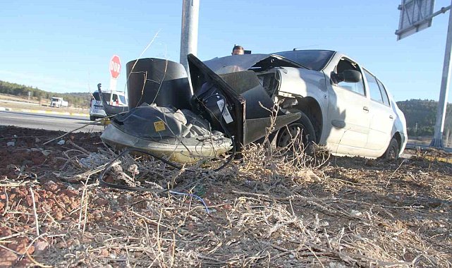 Otomobil trafik ışığı direğine çarptı: 2 yaralı