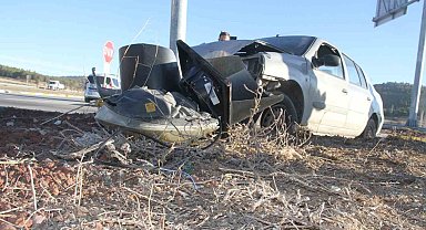 Otomobil trafik ışığı direğine çarptı: 2 yaralı