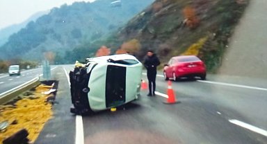 Otomobil yan yattı: 4 yaralı