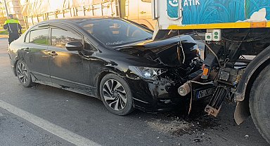 Otomobil yol süpürme aracıyla çarpıştı