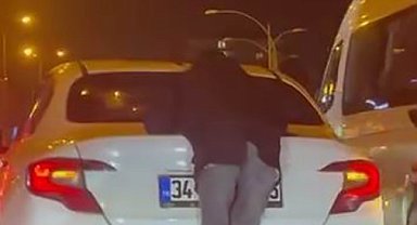 Otomobilin arkasına tutundu, hem kendini hem trafiği tehlikeye attı