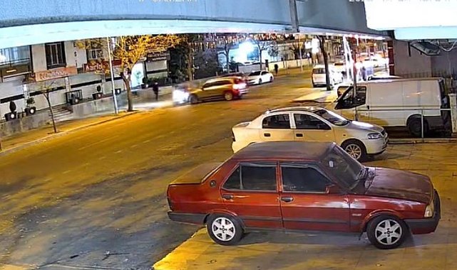 Otomobilin çarptığı motokurye yaralandı: Kaza anı kamerada