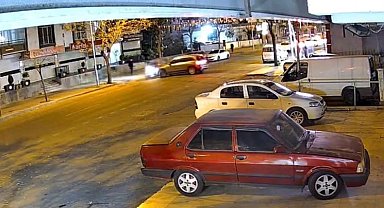 Otomobilin çarptığı motokurye yaralandı: Kaza anı kamerada