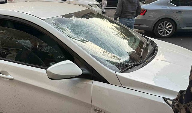 Otomobilin çarptığı yaya ağır yaralandı, sürücüler birbirlerinin üstüne yürüdü