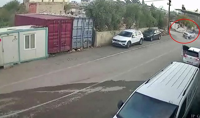 Otomobille çarpışan motosiklet sürücüsünün havada taklalar attığı anlar kamerada