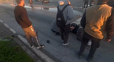 Otomobille çarpışan motosikletli metrelerce havaya savruldu