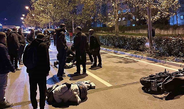 Otomobille çarpışan motosikletteki 2 genç yaralandı