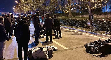 Otomobille çarpışan motosikletteki 2 genç yaralandı