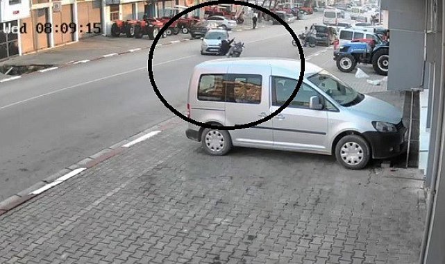 Otomobille çarpışan motosikletteki 2 kişi metrelerce savruldu