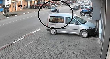 Otomobille çarpışan motosikletteki 2 kişi metrelerce savruldu