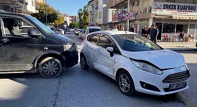 Otomobille hafif ticari aracın çarpışması kamerada