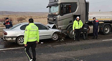 Otomobille tır kafa kafaya çarpıştı: 1 ölü 1'i ağır 3 yaralı
