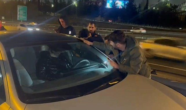 Otoyolda aracının içinde uyuyan adamı itfaiye camı kırarak uyandırdı