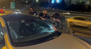 Otoyolda aracının içinde uyuyan adamı itfaiye camı kırarak uyandırdı