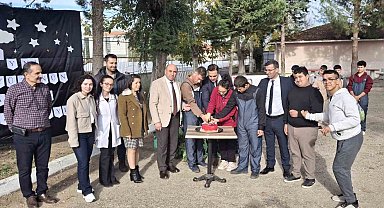 Özel öğrenciler protokol üyeleriyle birlikte hasat yapıp pasta kesti