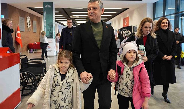 Özgür Özel, Ferdi Zeyrek'in ikiz kızlarını da okula götürdü