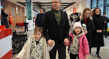 Özgür Özel, Ferdi Zeyrek'in ikiz kızlarını da okula götürdü