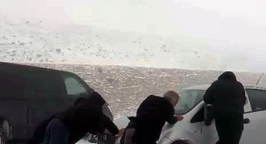 Palandöken geçidinde ulaşıma kar engeli